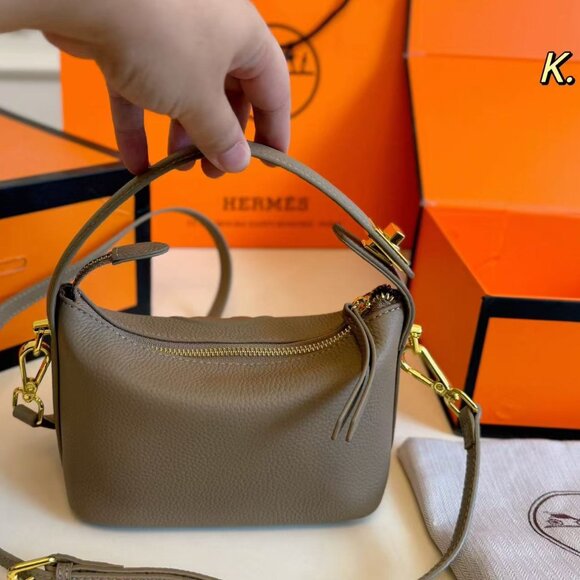 Classic Hermes Bag: A Stylish and Versatile Choice for Elegance - Picture 5 of 10
